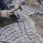 Procura um pavimento resistente e duradouro? Descubra as vantagens do granito em espaços públicos, em cubos e paralelos, com estética natural e longa vida útil.