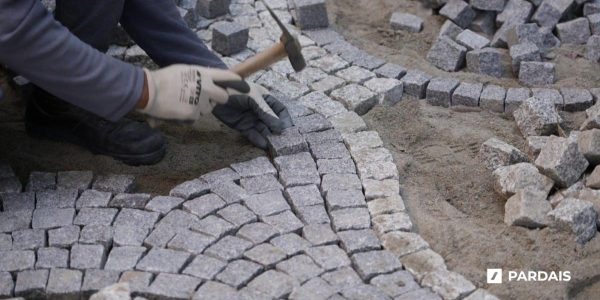Procura um pavimento resistente e duradouro? Descubra as vantagens do granito em espaços públicos, em cubos e paralelos, com estética natural e longa vida útil.