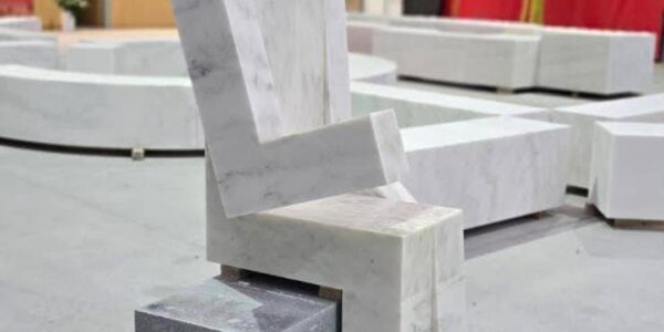 escultura de Álvaro Siza Vieira em pedra mármore executada pela Pardais Construções