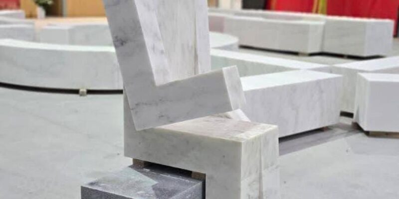 escultura de Álvaro Siza Vieira em pedra mármore executada pela Pardais Construções